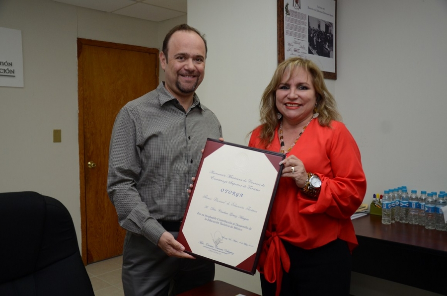 Reconoce organismo mexicano trayectoria académica de docente de la UNACH