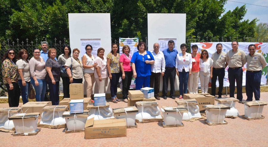 Dona Voluntariado de la UNACH accesorios a la Escuela de Humanidades de Pijijiapan
