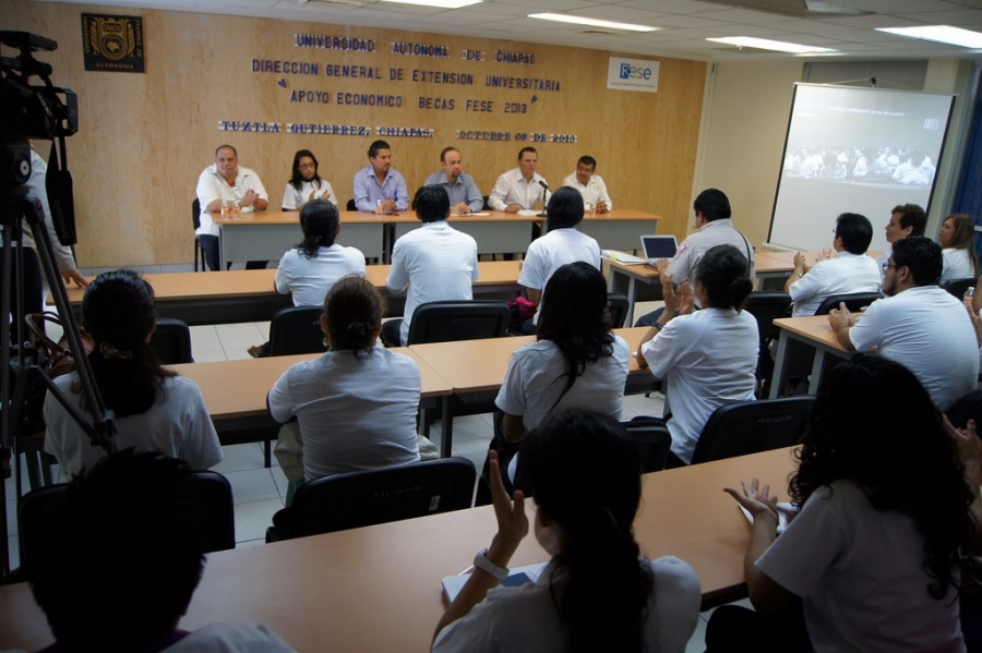 Entrega fundación becas por casi tres mdp para estudiantes, egresados y docentes de la UNACH