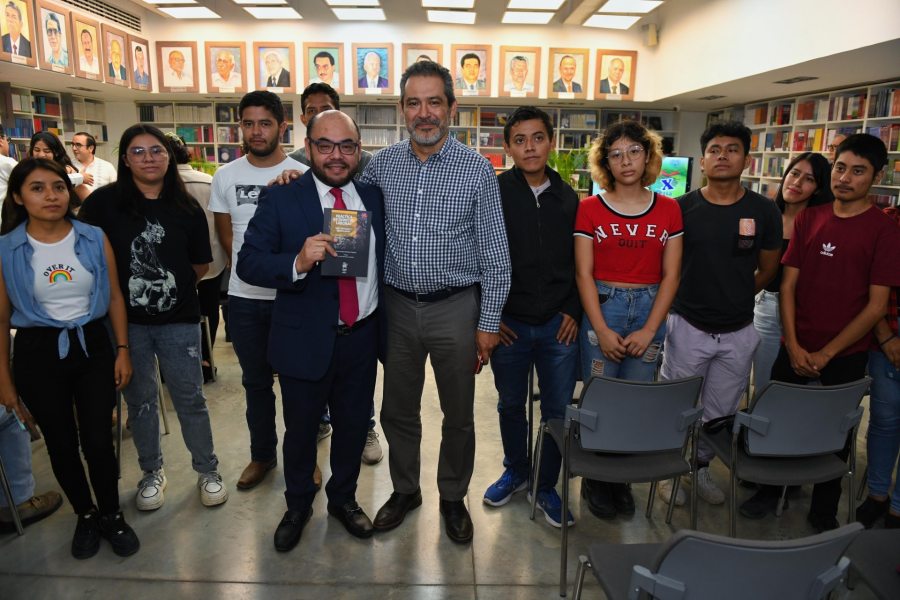 El abogado chiapaneco Carlos Enrique Martínez Vázquez presentó su libro “Práctica de Derecho Laboral” en la X FIL-UNACH 2023