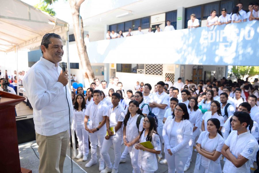 Dan bienvenida oficial a alumnos de la UNACH