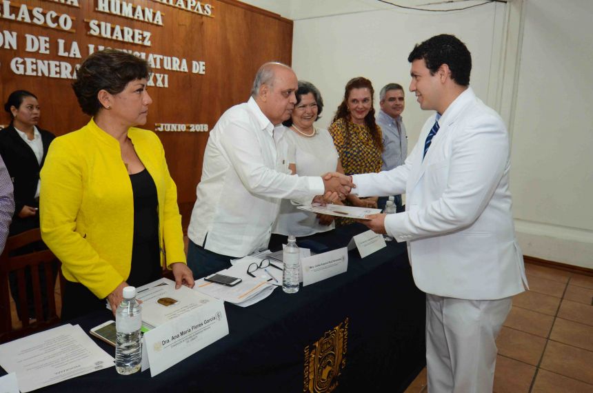 Egresan de la UNACH profesionales de la medicina formados con valores éticos