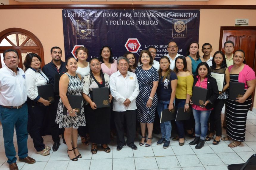 Entregan en la UNACH documentos a egresados de programas de educación a distancia