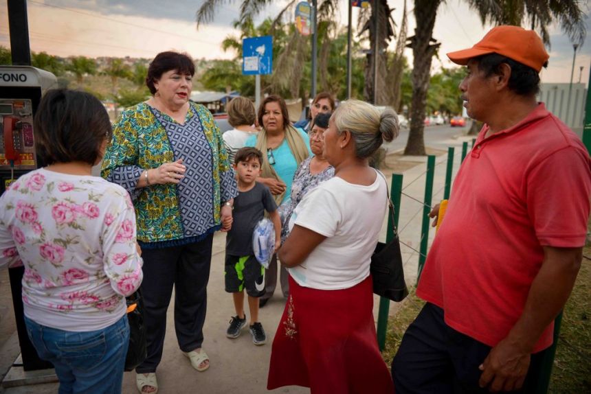 Entrega Voluntariado de la UNACH apoyos a familiares de pacientes en hospitales de Tuxtla Gutiérrez