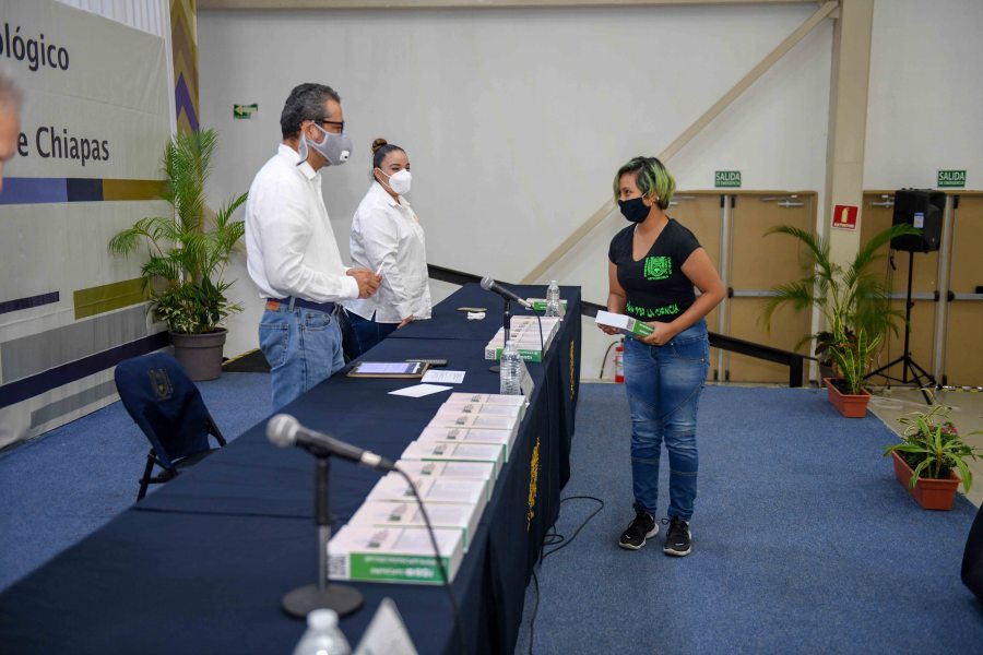 Continúa UNACH la entrega de tablets a los alumnos que más lo necesitan