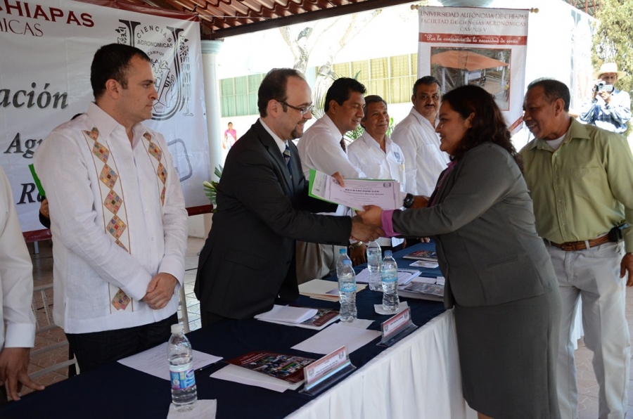 Ante egresados de Ciencias Agronómicas Demanda rector Jaime Valls Esponda a jóvenes sumar esfuerzos, capacidades y trabajo, para beneficio de Chiapas