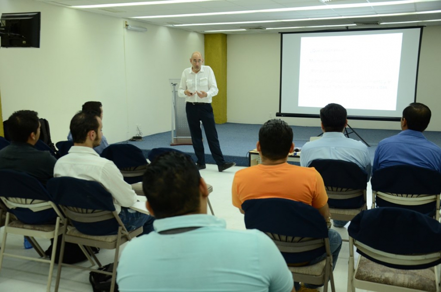 Comparte el Físico mexicano Luis Orozco experiencias y conocimientos con académicos y alumnos de la UNACH