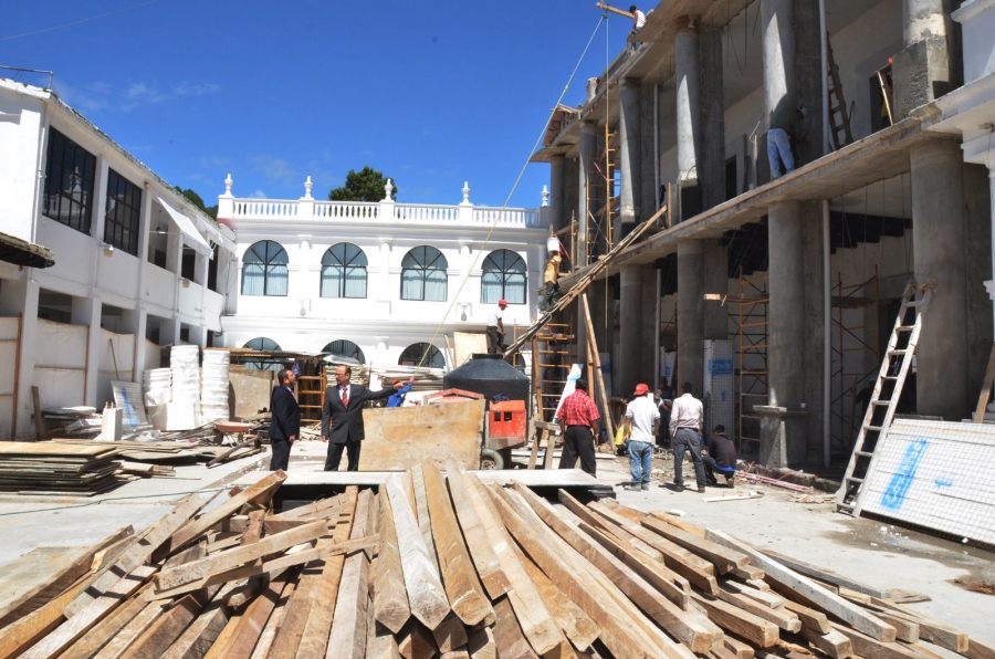 Supervisa rector Jaime Valls Esponda construcción de nuevos edificios en la Facultad de Derecho y Escuelas de Lenguas