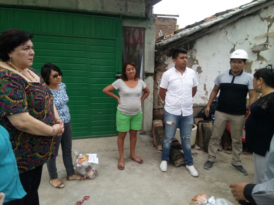 Entregan estudiantes y Voluntariado de la UNACH despensas a damnificados por el sismo en la colonia Terán de Tuxtla Gutiérrez