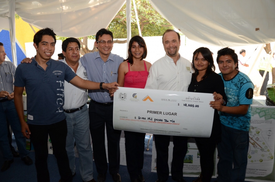 Entrega rector Jaime Valls Esponda estímulos a alumnos ganadores del Concurso Parque Universitario UNACH 2012