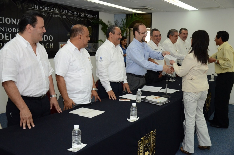 Entrega Jaime Valls becas a estudiantes de posgrado en cumplimiento a Proyecto Académico 2010-2014