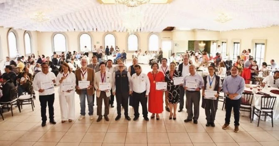 Reconoce UNACH a docentes con m&aacute;s de 25 a&ntilde;os de servicio en los Campus de Tuxtla Guti&eacute;rrez y San Crist&oacute;bal de Las Casas