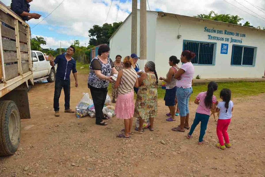 Entrega Voluntariado de la UNACH apoyos a damnificados por el sismo en Jiquipilas