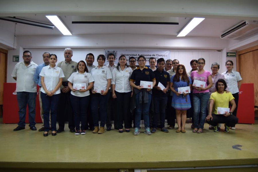 Entregan más de 2 mil 600 Tarjetas Universitarias Inteligentes a jóvenes de la UNACH