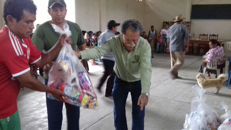 Entrega UNACH donaciones de su comunidad y de la sociedad a los damnificados por el sismo en Jiquipilas