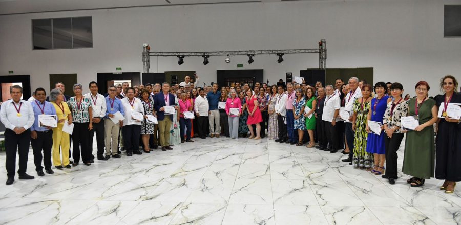 Entregan medallas al mérito académico  a docentes de la UNACH