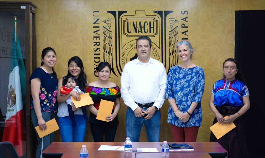 Entrega filántropa canadiense becas a estudiantes de la UNACH