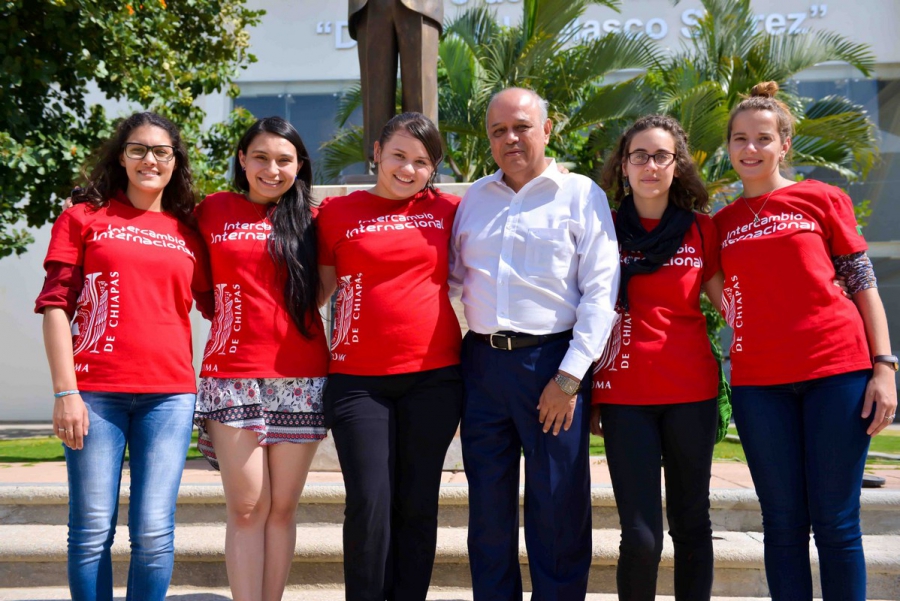 Parten 128 alumnos de la UNACH  a estancias académicas en el extranjero y el país