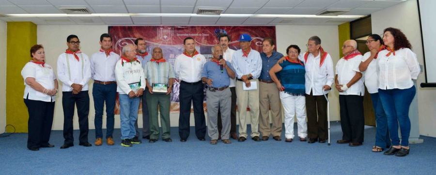 Entrega UNACH reconocimiento a los integrantes del Grupo “Pañuelo Rojo”
