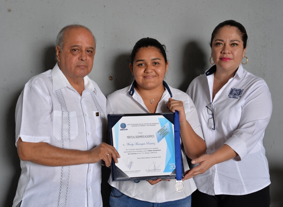 Recibe estudiante de la UNACH  reconocimiento por parte de la AMESTUR