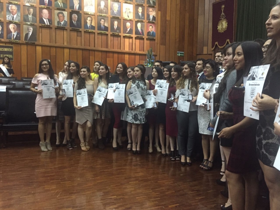 Entregan Reconocimiento Nacional a la Excelencia Académica a alumna de la Facultad de Medicina Humana de la UNACH
