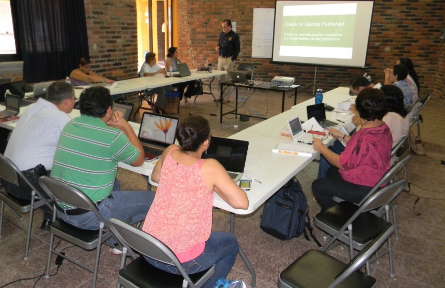 Imparten académicos de la UNACH curso sobre metodología de la investigación