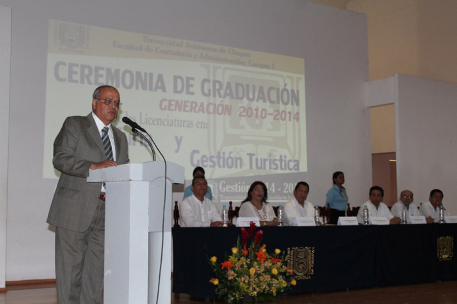 Egresan más de 360 profesionales de la Facultad de Contaduría y Administración, Campus I