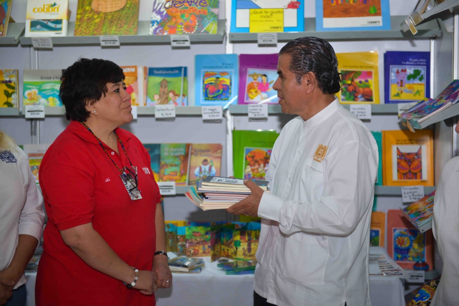 Donan CONAFE y la Universidad Nacional Autónoma de Nicaragua más de 250 volúmenes de libros a la UNACH