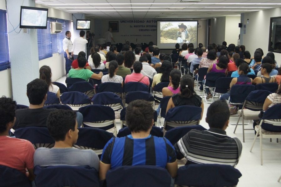 Presentan en la UNACH el largometraje ¿Qué sueñan las cabras?, del cineasta Jorge Prior