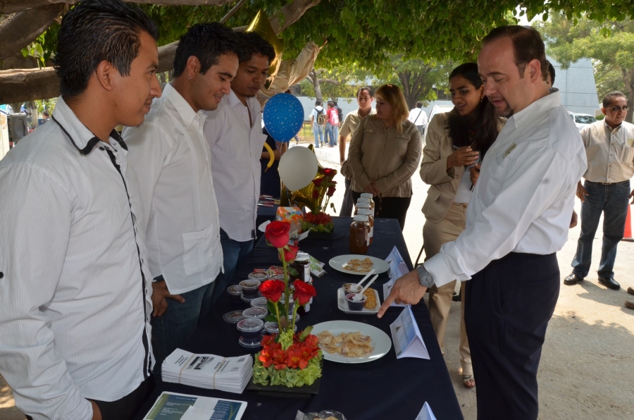 Celebran universitarios primer aniversario de la Tienda UNACH