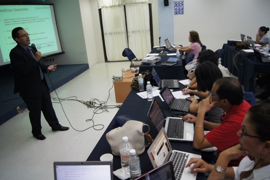 Capacitan a alumnos y docentes de la UNACH para el uso eficiente de las tecnologías de información 