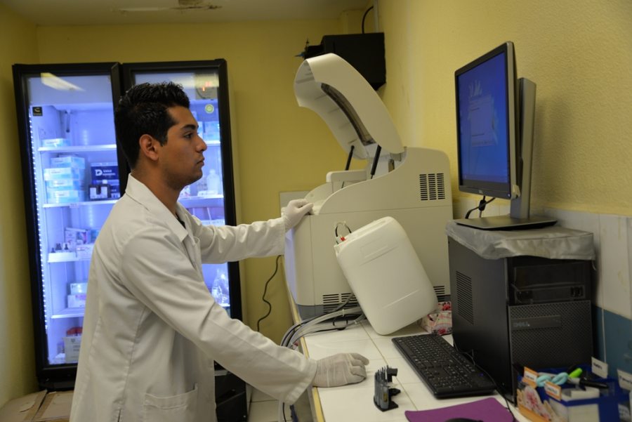 En el Campus IV Brinda UNACH servicios de análisis clínicos a través del Laboratorio Escuela de la Facultad de Ciencias Químicas