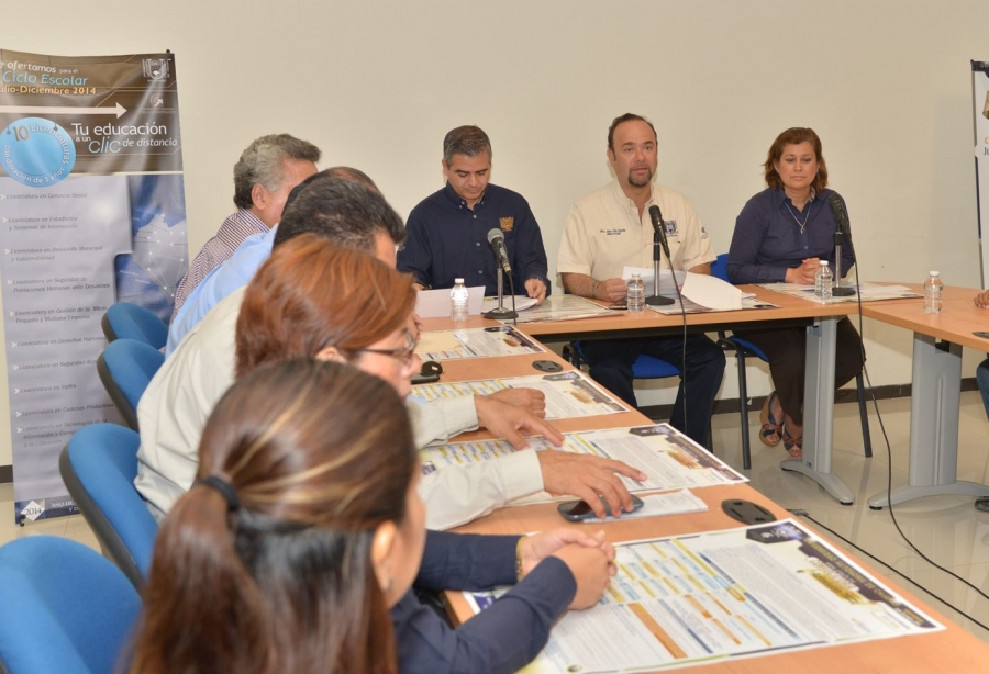 Da a conocer rector de la  UNACH, Jaime Valls Esponda, convocatoria para el ciclo escolar julio-diciembre 2014