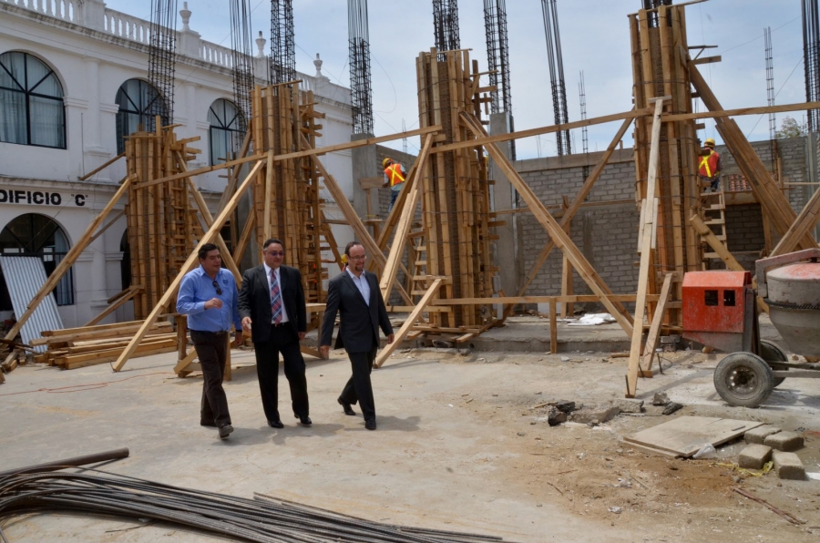 Supervisa rector Jaime Valls Esponda avances de las obras en la Facultad de Derecho de la UNACH