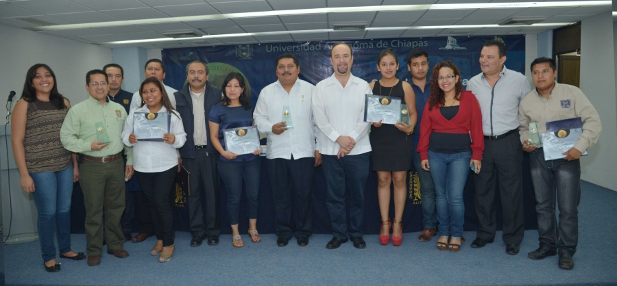 Entrega rector de la UNACH Premio “Carlos Maciel Espinosa” al Servicio Social