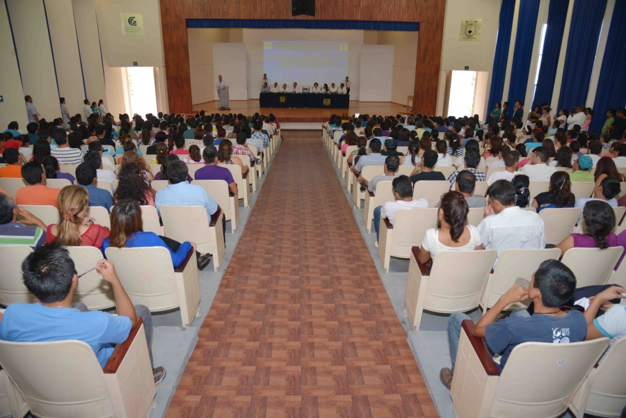 Da bienvenida rector Jaime Valls Esponda a estudiantes de preuniversitario de la Facultad de Medicina Humana