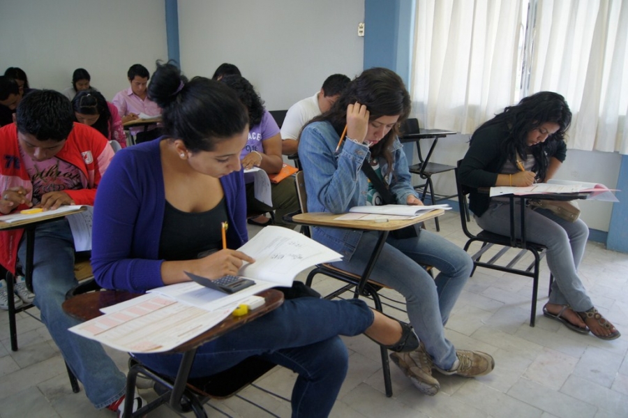 Presentan más de 3 mil jóvenes el examen de selección de la UNACH