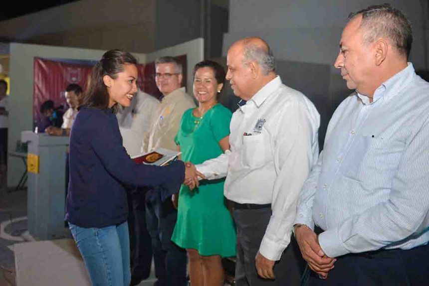 Reconoce UNACH a los alumnos ganadores del premio  “Carlos Maciel Espinosa”