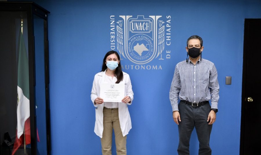 Se reúne el rector Carlos F. Natarén Nandayapa con alumna de la UNACH reconocida  por su excelencia académica