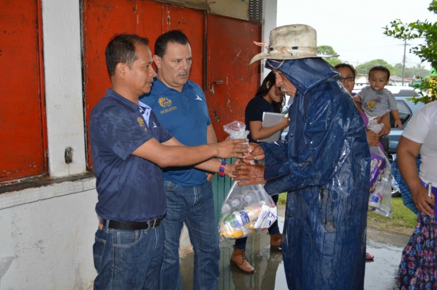 Entrega UNACH donaciones de su comunidad y de la sociedad a los damnificados por el sismo en Arriaga
