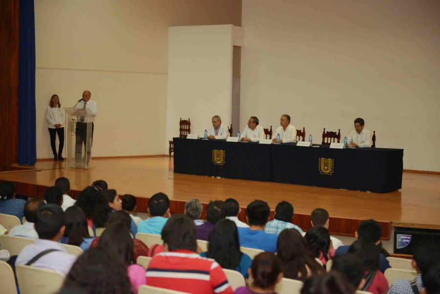 Dan bienvenida oficial a los estudiantes del Curso Preuniversitario de la Facultad de Medicina Humana de la UNACH