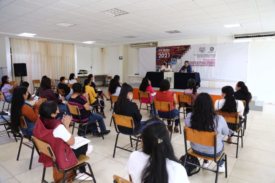 Entregan becas a jóvenes indígenas egresadas de la UNACH