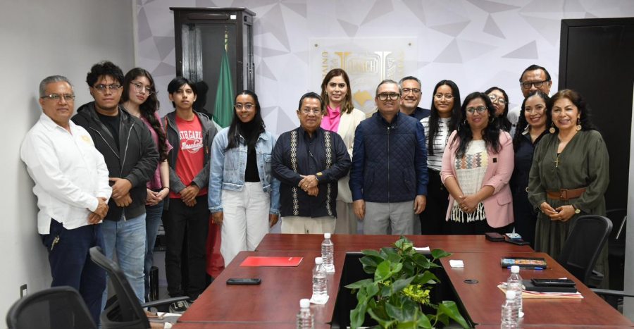 Entrega la iniciativa privada becas a estudiantes de la UNACH