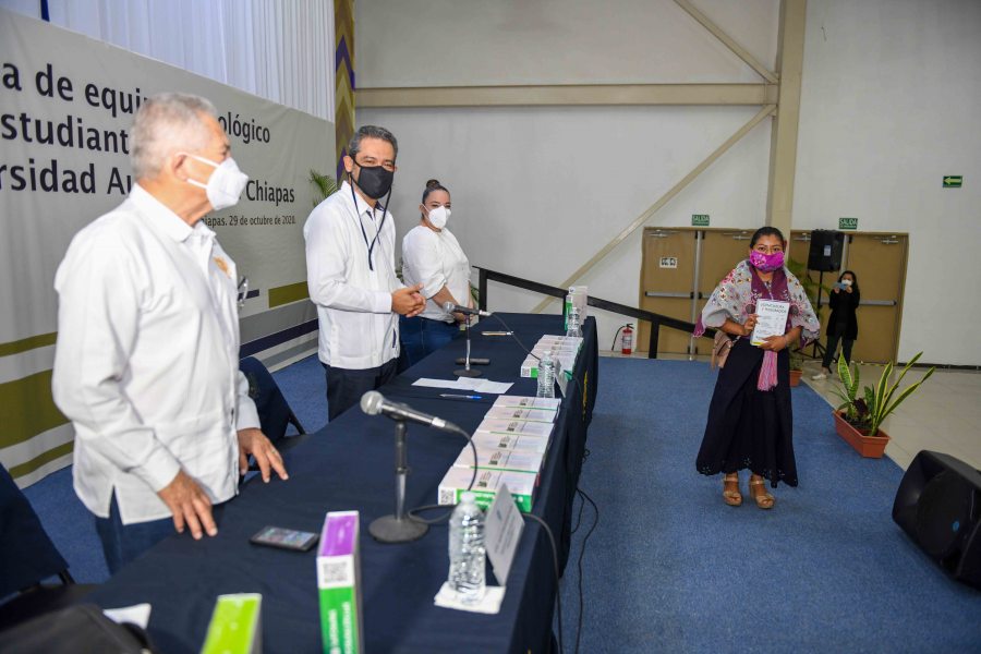 Inicia UNACH la entrega de tablets donadas para sus alumnos