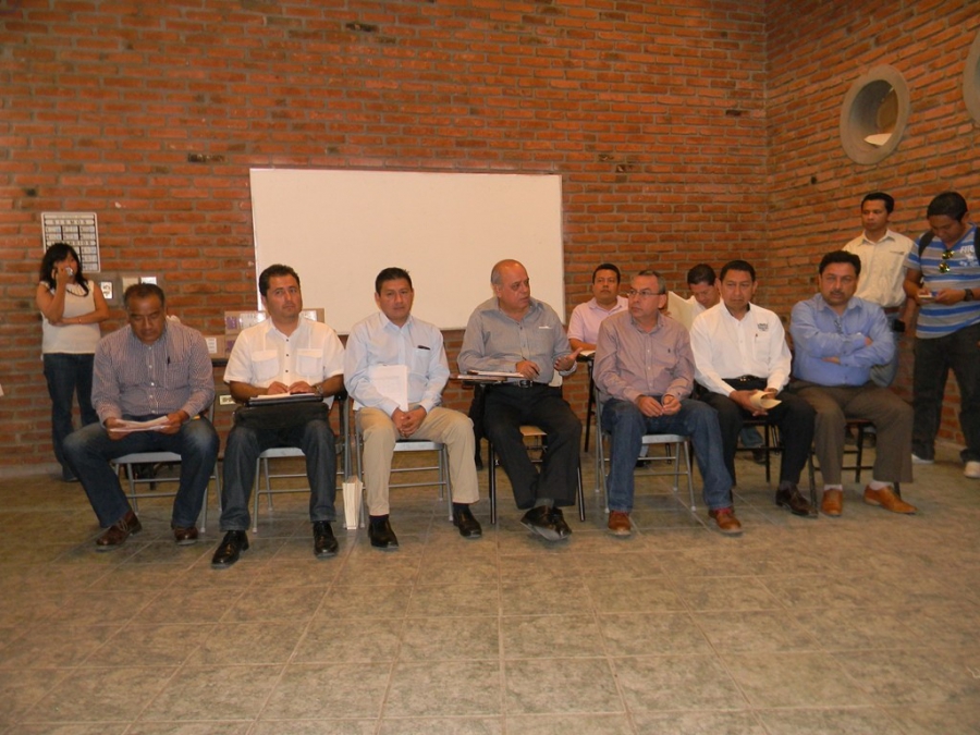 Dialoga Rector de la UNACH, Carlos Eugenio Ruiz Hernández con alumnos de la Escuela de Humanidades, Campus IV