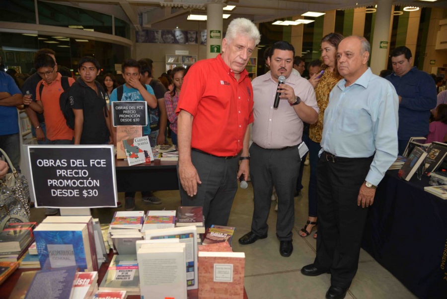 Celebran con éxito la Venta Nocturna de la Librería del FCE-UNACH