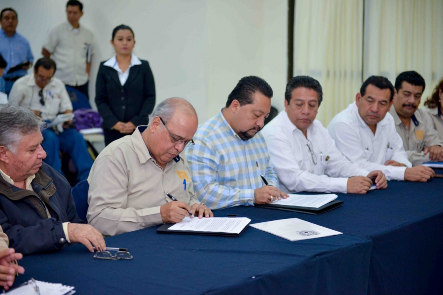 Firma Administración Central de la UNACH el Contrato Colectivo de Trabajo con el Sindicato de Trabajadores Administrativos