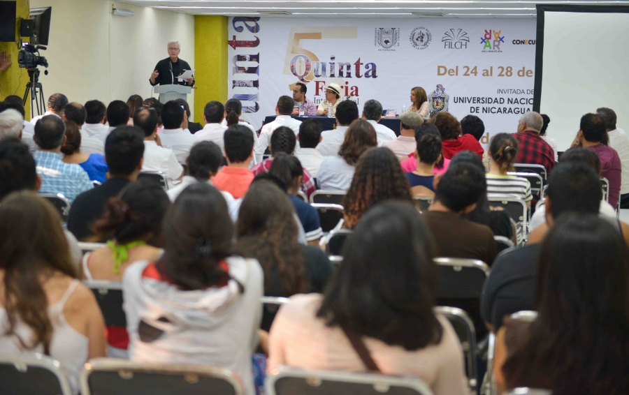 Se presenta el escritor Carlos Bracho en la Quinta Feria Internacional del Libro Chiapas – Centroamérica