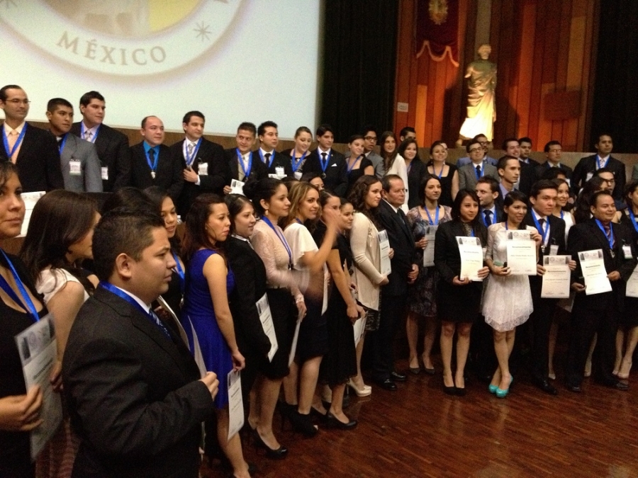 Distinguen a estudiante de la Facultad de Medicina de la UNACH por la calidad de su formación profesional