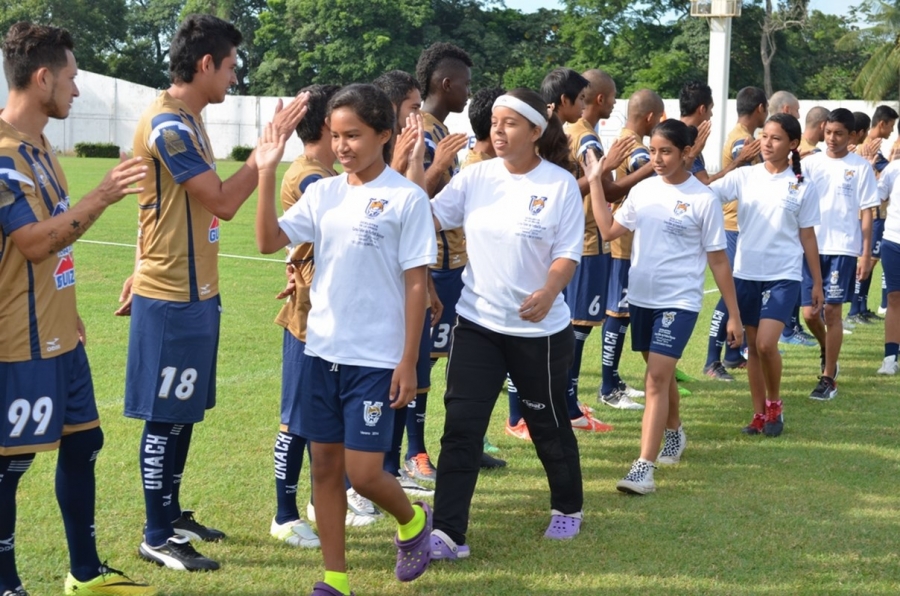 Comparten experiencias jugadores de los Ocelotes de la UNACH con niños y jóvenes